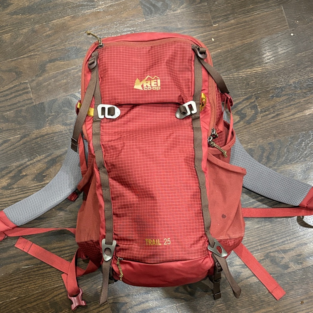 PREOWNED REI Coop Trail 25 bag in dark red